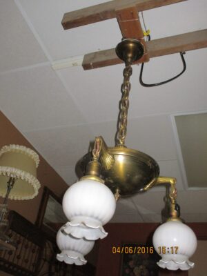 Picture of an antique chandelier.